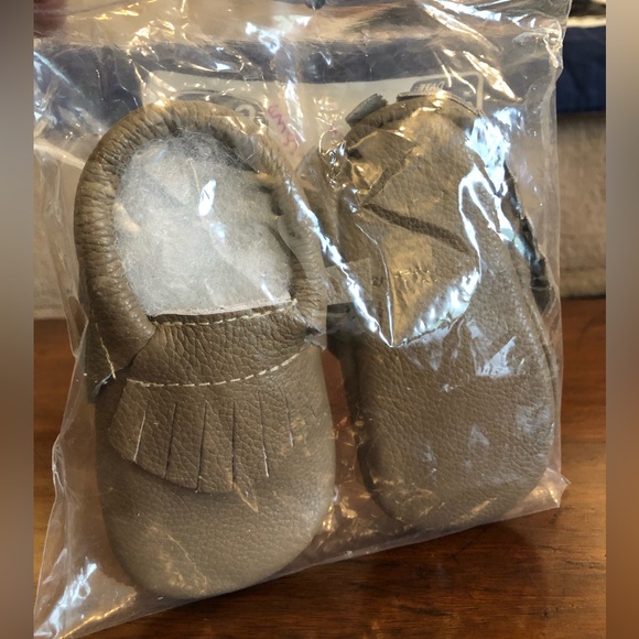 NEW LEATHER taupe neutral moccasins size 12-18 month - Picture 2 of 3